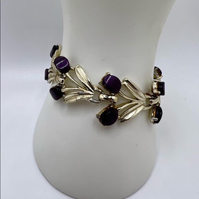 Vintage Beautiful Gold Tone Bracelet With Purple Stones Approx 7 Inches Long